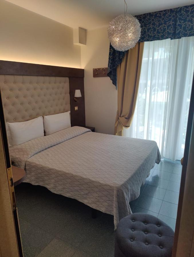Hotel Ambassador ริมินี ภายนอก รูปภาพ