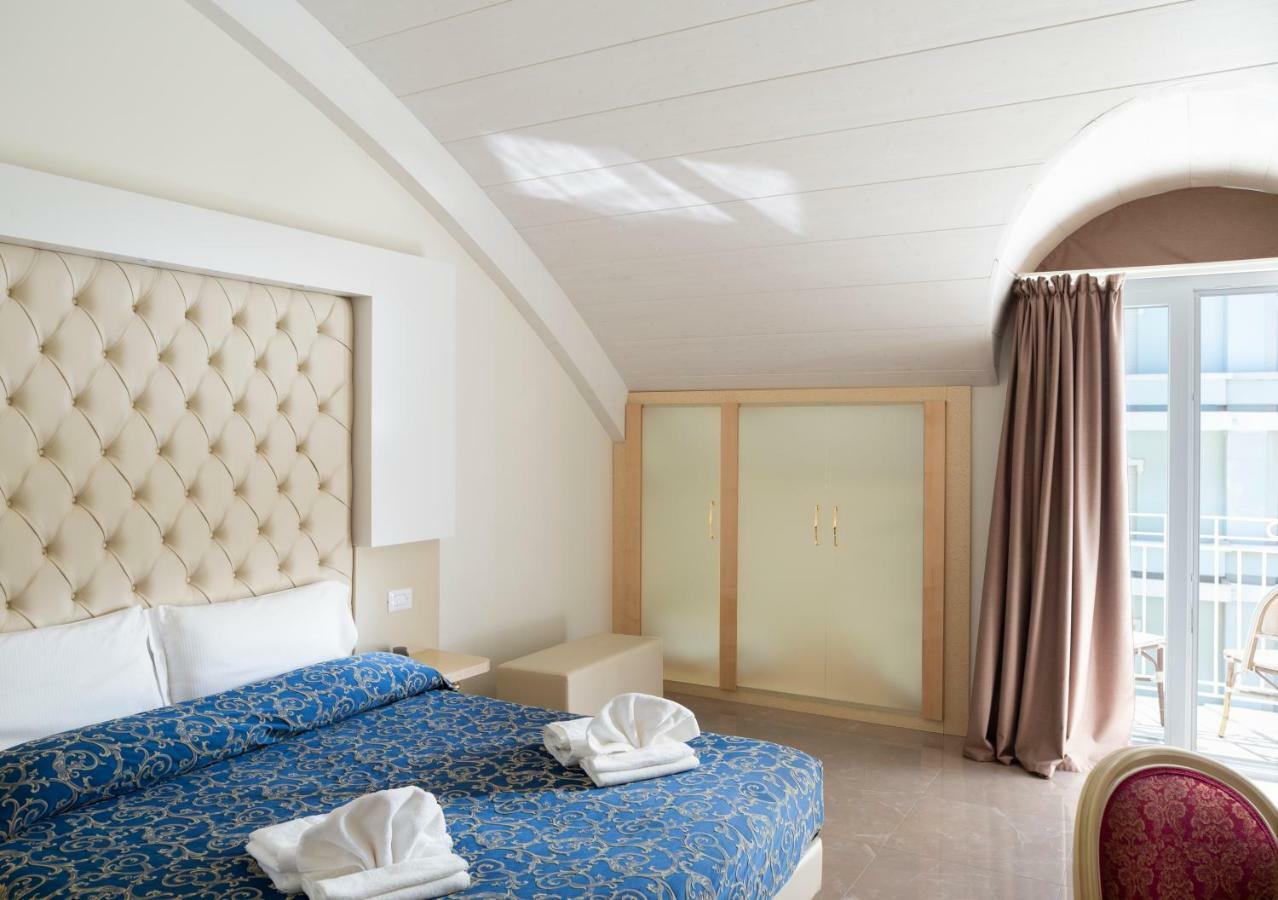 Hotel Ambassador ริมินี ภายนอก รูปภาพ